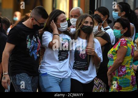 Caivano, Italia. 15 settembre 2020. Nella chiesa di San Paolo Apostolo nel Parco Verde di Caivano, i funerali di Maria Paola Gaglione, la giovane donna che morì dopo essere caduto da uno scooter mentre, insieme al suo partner Ciro Migliore, Fu inseguita dal fratello Michele che non accettò il suo rapporto con un ragazzo trans. Credit: Agenzia fotografica indipendente/Alamy Live News Foto Stock