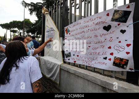 Caivano, Italia. 15 settembre 2020. Nella chiesa di San Paolo Apostolo nel Parco Verde di Caivano, i funerali di Maria Paola Gaglione, la giovane donna che morì dopo essere caduto da uno scooter mentre, insieme al suo partner Ciro Migliore, Fu inseguita dal fratello Michele che non accettò il suo rapporto con un ragazzo trans. Credit: Agenzia fotografica indipendente/Alamy Live News Foto Stock