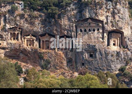 Tombe di montagna reale licano scavate nelle rocce vicino a. Città di Dalyan nella provincia di Marmaris in Turchia Foto Stock