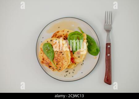 primo piano, foto dall'alto di un piatto con frittelle di patate. viziate il ragazzo con torte rotonde. trattamento gourment Foto Stock