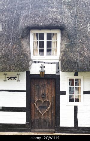 Splendido cottage con tetto di paglia nel villaggio di Lower Quinton, warwickshire Foto Stock