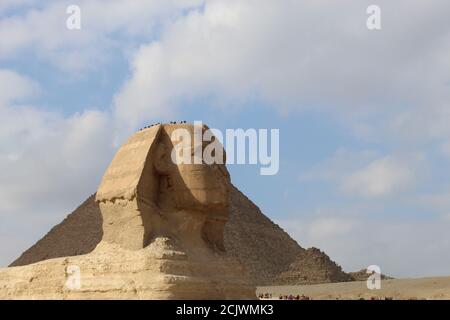 Sphinx, Egitto. La famosa grande sfinge sull'altopiano di Giza, vicino al Cairo, Egitto, Cheops Foto Stock