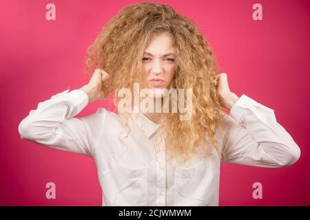 Brutto lunedi mattina. Infelice modello femminile con capelli bizzarri Foto Stock