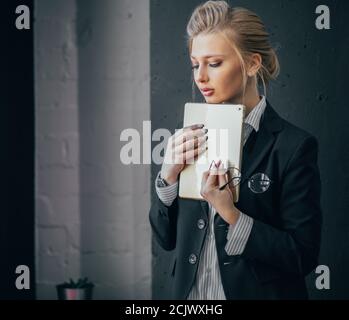 L'amministratore delegato ha problemi nell'azienda. La recessione del company.depression sul lavoro. Rifiuto del fallimento. Fallimento nel business Foto Stock