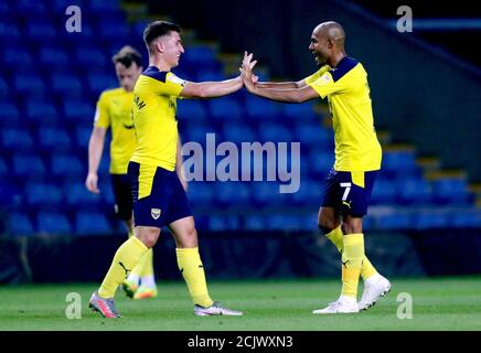 Il Rob Hall di Oxford United (a destra) celebra il primo gol della partita del suo fianco durante la partita della Carabao Cup al Kassam Stadium di Oxford. Foto Stock