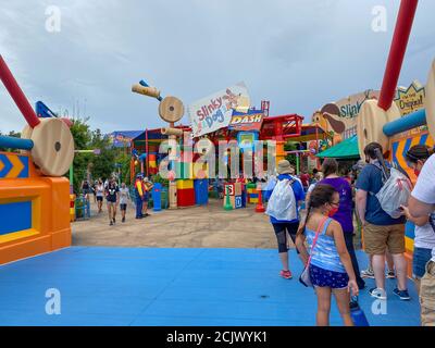 Orlando, FL/USA-9/12/20: Le persone che aspettano in coda all'ingresso delle montagne russe Slinky Dog Dash a Toy Story Land presso gli Hollywood Studios Foto Stock