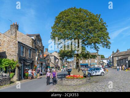 The Square e Main Street nel tradizionale villaggio inglese di Grassington, Yorkshire Dales National Park, North Yorkshire, Inghilterra, Regno Unito. Foto Stock