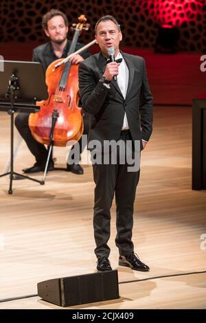 Autor Sebastian Fitzek, Soundtrack-Lesetour DER POLIZIST, Komponist und pianist Leon Gurvitch mit Ensembel, FESTIVAL Harbour Front Sounds, Hamburg, El Foto Stock