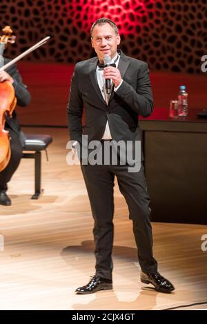 Autor Sebastian Fitzek, Soundtrack-Lesetour DER POLIZIST, Komponist und pianist Leon Gurvitch mit Ensembel, FESTIVAL Harbour Front Sounds, Hamburg, El Foto Stock