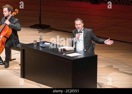 Autor Sebastian Fitzek, Soundtrack-Lesetour DER POLIZIST, Komponist und pianist Leon Gurvitch mit Ensembel, FESTIVAL Harbour Front Sounds, Hamburg, El Foto Stock