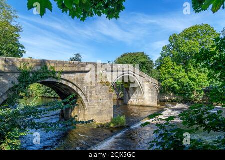 Ponte sul fiume Wharfe all'inizio della Dales Way, Ilkley, North Yorkshire, Inghilterra, Regno Unito. Foto Stock