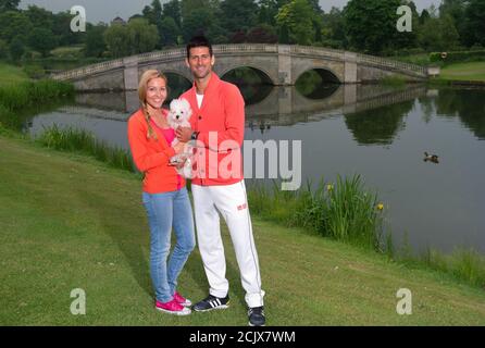 Novak Djokovic e Jelena Djokovic e il loro cane Pierre a Stoke Poges, Buckinhamshire, Inghilterra. 20 GIU 2013 IMMAGINE DI CREDITO : © MARK PAIN / ALAMY Foto Stock