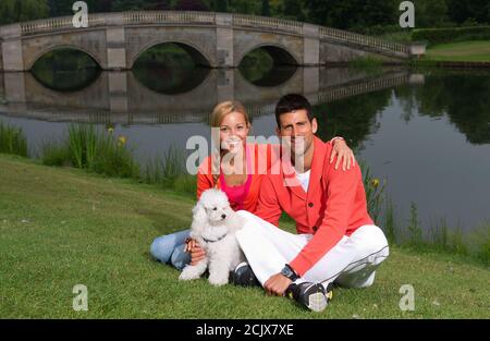 Novak Djokovic e Jelena Djokovic e il loro cane Pierre a Stoke Poges, Buckinhamshire, Inghilterra. 20 GIU 2013 IMMAGINE DI CREDITO : © MARK PAIN / ALAMY Foto Stock