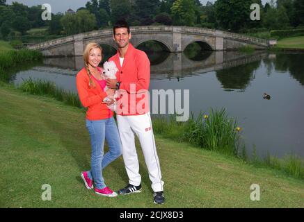 Novak Djokovic e Jelena Djokovic e il loro cane Pierre a Stoke Poges, Buckinhamshire, Inghilterra. 20 GIU 2013 IMMAGINE DI CREDITO : © MARK PAIN / ALAMY Foto Stock