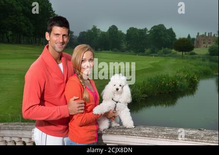 Novak Djokovic e Jelena Djokovic e il loro cane Pierre a Stoke Poges, Buckinhamshire, Inghilterra. 20 GIU 2013 IMMAGINE DI CREDITO : © MARK PAIN / ALAMY Foto Stock