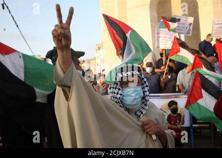 Rafah, Gaza. 15 settembre 2020. I palestinesi protestano contro gli Emirati Arabi Uniti e l'accordo del Bahrain con Israele per normalizzare le relazioni, a Rafah, nella striscia di Gaza meridionale, martedì 15 settembre 2020. Foto di Ismael Mohamad/UPI Credit: UPI/Alamy Live News Foto Stock