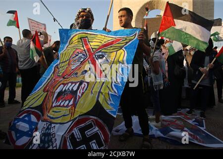 Rafah, Gaza. 15 settembre 2020. I palestinesi protestano contro gli Emirati Arabi Uniti e l'accordo del Bahrain con Israele per normalizzare le relazioni, a Rafah, nella striscia di Gaza meridionale, martedì 15 settembre 2020. Foto di Ismael Mohamad/UPI Credit: UPI/Alamy Live News Foto Stock