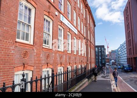 Sheffield, UK – 30 Nov 2018 : Amy Johnson Building e Portobello Street Foto Stock