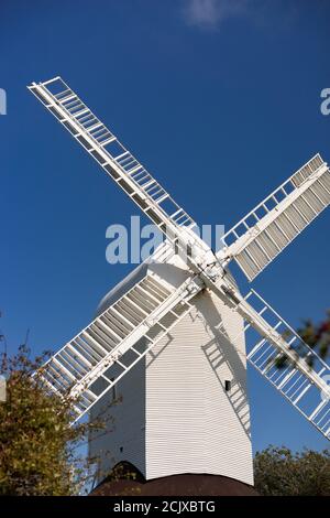 Mulino Jill. I mulini a vento di Clayton, conosciuti localmente come Jack e Jill, si trovano sulle Downs del sud sopra il villaggio di Clayton, Sussex dell'ovest, Inghilterra. Foto Stock