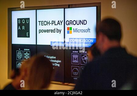 Amburgo, Germania. 15 settembre 2020. I visitatori parteciperanno all'apertura del Tech-Playground del fornitore di servizi finanziari Square e Microsoft. Le tecnologie dirompenti devono essere rese tangibili per studenti e aziende. Credit: Axel Heimken/dpa/Alamy Live News Foto Stock