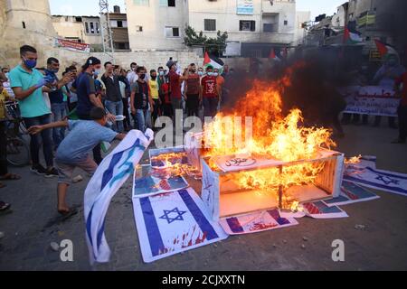 Gaza. 15 settembre 2020: Protesta dei palestinesi a Khanyois, nella striscia di Gaza meridionale, contro la normalizzazione israeliana, si occupa degli accordi con gli Emirati Arabi Uniti e il Bahrein il 15 settembre 2020, ore prima di una cerimonia di firma alla Casa Bianca. La decisione degli Emirati Arabi Uniti e del Bahrein di normalizzare i legami con Israele rompe con decenni di consenso all’interno del mondo arabo secondo cui un accordo di pace con i palestinesi è un prerequisito per stabilire relazioni con lo Stato ebraico. (Credit Image: © Ahmad Salem/ZUMA Wire) Credit: ZUMA Press, Inc./Alamy Live News Foto Stock