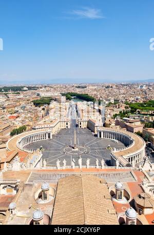 Vista aerea di Piazza San Pietro, del Vaticano e della città di Roma dalla cima della Cattedrale di San Pietro Foto Stock