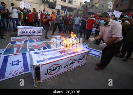 Gaza. 15 settembre 2020: Protesta dei palestinesi a Khanyois, nella striscia di Gaza meridionale, contro la normalizzazione israeliana, si occupa degli accordi con gli Emirati Arabi Uniti e il Bahrein il 15 settembre 2020, ore prima di una cerimonia di firma alla Casa Bianca. La decisione degli Emirati Arabi Uniti e del Bahrein di normalizzare i legami con Israele rompe con decenni di consenso all’interno del mondo arabo secondo cui un accordo di pace con i palestinesi è un prerequisito per stabilire relazioni con lo Stato ebraico. (Credit Image: © Ahmad Salem/ZUMA Wire) Credit: ZUMA Press, Inc./Alamy Live News Foto Stock