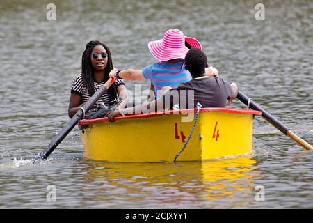 Adolescenti africani in barca a remi sul lago Zoo di Johannesburg, Sud Africa Foto Stock