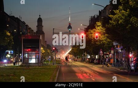 Berlino, Germania. 15 settembre 2020. A causa di un raid su una filiale di Bank Santander, Frankfurter Allee è chiuso al traffico motorizzato su entrambi i lati. Dopo una rapina di una filiale bancaria su Frankfurter Allee nel distretto berlinese di Friedrichshain, la polizia ha rapito il sospetto colpevole. Secondo la polizia, il 42-year-old armato con un'arma da fuoco era entrato nel ramo il martedì intorno alle 5:20 pm e ha chiesto i soldi. Credit: Jörg Carstensen/dpa/Alamy Live News Foto Stock