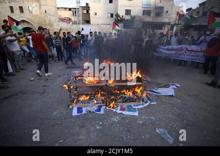 Gaza. 15 settembre 2020: Protesta dei palestinesi a Khanyois, nella striscia di Gaza meridionale, contro la normalizzazione israeliana, si occupa degli accordi con gli Emirati Arabi Uniti e il Bahrein il 15 settembre 2020, ore prima di una cerimonia di firma alla Casa Bianca. La decisione degli Emirati Arabi Uniti e del Bahrein di normalizzare i legami con Israele rompe con decenni di consenso all’interno del mondo arabo secondo cui un accordo di pace con i palestinesi è un prerequisito per stabilire relazioni con lo Stato ebraico. (Credit Image: © Ahmad Salem/ZUMA Wire) Credit: ZUMA Press, Inc./Alamy Live News Foto Stock