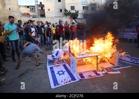 Gaza. 15 settembre 2020: Protesta dei palestinesi a Khanyois, nella striscia di Gaza meridionale, contro la normalizzazione israeliana, si occupa degli accordi con gli Emirati Arabi Uniti e il Bahrein il 15 settembre 2020, ore prima di una cerimonia di firma alla Casa Bianca. La decisione degli Emirati Arabi Uniti e del Bahrein di normalizzare i legami con Israele rompe con decenni di consenso all’interno del mondo arabo secondo cui un accordo di pace con i palestinesi è un prerequisito per stabilire relazioni con lo Stato ebraico. (Credit Image: © Ahmad Salem/ZUMA Wire) Credit: ZUMA Press, Inc./Alamy Live News Foto Stock