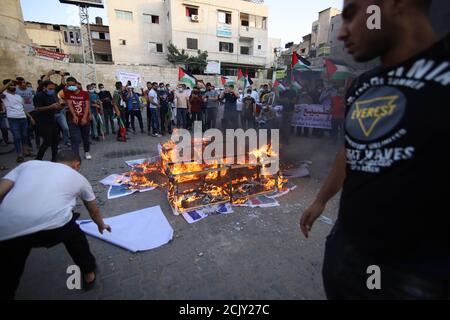 Gaza. 15 settembre 2020: Protesta dei palestinesi a Khanyois, nella striscia di Gaza meridionale, contro la normalizzazione israeliana, si occupa degli accordi con gli Emirati Arabi Uniti e il Bahrein il 15 settembre 2020, ore prima di una cerimonia di firma alla Casa Bianca. La decisione degli Emirati Arabi Uniti e del Bahrein di normalizzare i legami con Israele rompe con decenni di consenso all’interno del mondo arabo secondo cui un accordo di pace con i palestinesi è un prerequisito per stabilire relazioni con lo Stato ebraico. (Credit Image: © Ahmad Salem/ZUMA Wire) Credit: ZUMA Press, Inc./Alamy Live News Foto Stock