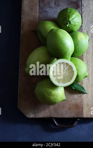 Limoni freschi su tavola di legno. Vista dall'alto. Messa a fuoco selettiva. Foto Stock