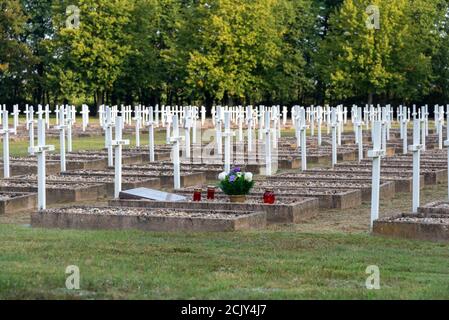 Germania, Sassonia-Anhalt, Gardelegen, il cimitero d'onore del memoriale del fienile di campo di Isenschnibbe a Gardelegen. Il 13 aprile 1945, più di 1,000 prigionieri del campo di concentramento sono stati condotti dai nazisti in un fienile, che è stato successivamente messo in fiamme. Ci furono solo pochi sopravvissuti al massacro. Il nuovo centro di documentazione commemora questo crimine poco prima della fine della guerra. Credit: Mattis Kaminer/Alamy Live News Foto Stock