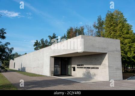 Germania, Sassonia-Anhalt, Gardelegen, il nuovo centro di documentazione del Memoriale di Isenschnibbe a Gardelegen. Il 13 aprile 1945, più di 1000 prigionieri del campo di concentramento sono stati condotti dai nazisti in un fienile, che è stato successivamente messo in fiamme. Ci furono solo pochi sopravvissuti al massacro. Il nuovo centro di documentazione commemora questo crimine poco prima della fine della guerra. Credit: Mattis Kaminer/Alamy Live News Foto Stock