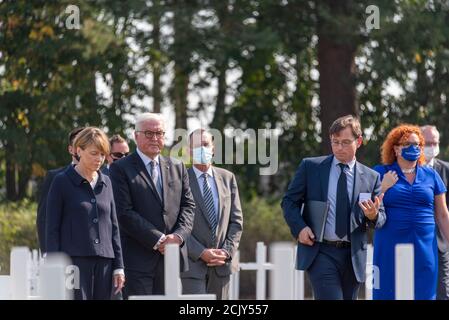 Germania, Sassonia-Anhalt, Gardelegen, il presidente federale Frank-Walter Steinmeier e sua moglie Elke Büdenbender si trovano in un silenzioso ricordo presso le tombe del fienile di campo di Isenschnibbe a Gardelegen. Il 13 aprile 1945, più di 1000 prigionieri del campo di concentramento sono stati condotti dai nazisti in un fienile che è stato successivamente messo in fiamme. Ci furono solo pochi sopravvissuti al massacro. Un nuovo centro di documentazione commemora questo crimine poco prima della fine della guerra. Credit: Mattis Kaminer/Alamy Live News Foto Stock