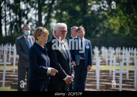 Germania, Sassonia-Anhalt, Gardelegen, il presidente federale Frank-Walter Steinmeier e sua moglie Elke Büdenbender si trovano in un silenzioso ricordo presso le tombe del fienile di campo di Isenschnibbe a Gardelegen. Il 13 aprile 1945, più di 1000 prigionieri del campo di concentramento sono stati condotti dai nazisti in un fienile che è stato successivamente messo in fiamme. Ci furono solo pochi sopravvissuti al massacro. Un nuovo centro di documentazione commemora questo crimine poco prima della fine della guerra. Credit: Mattis Kaminer/Alamy Live News Foto Stock