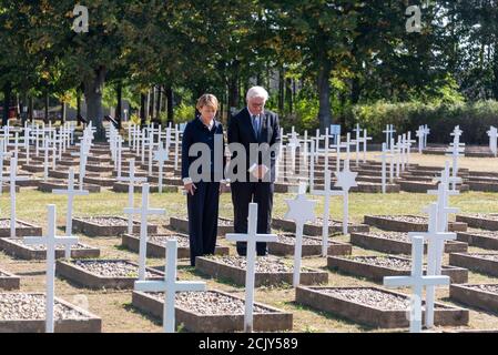 Germania, Sassonia-Anhalt, Gardelegen, il presidente federale Frank-Walter Steinmeier e sua moglie Elke Büdenbender si trovano in un silenzioso ricordo presso le tombe del fienile di campo di Isenschnibbe a Gardelegen. Il 13 aprile 1945, più di 1000 prigionieri del campo di concentramento sono stati condotti dai nazisti in un fienile che è stato successivamente messo in fiamme. Ci furono solo pochi sopravvissuti al massacro. Un nuovo centro di documentazione commemora questo crimine poco prima della fine della guerra. Credit: Mattis Kaminer/Alamy Live News Foto Stock