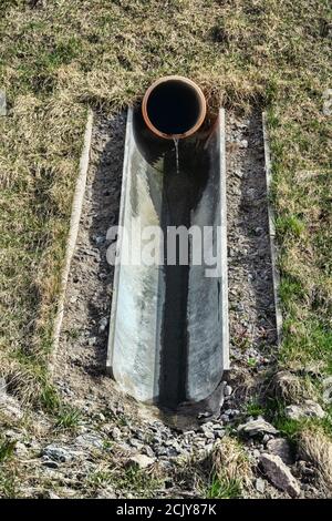 Sistema di drenaggio sotto la strada per rimuovere l'umidità. Costruzione stradale di elementi autostradali Foto Stock