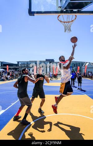 Teenager africani che giocano a basket al Battery Park presso il V&A Waterfront, Città del Capo Foto Stock