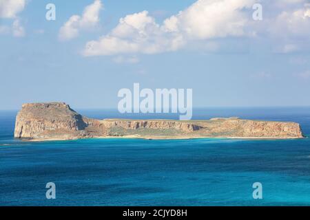 Misteriosa baia di Balos, isola di Creta, Grecia. Nel mare azzurro ci sono montagne bordate con l'acqua. Cielo con nuvole. Onde. Paesaggio in giornata di sole. Foto Stock