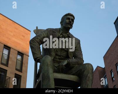 Charles Rennie Mackintosh (architetto, designer, artista) statua/scultura di Andy Scott, Glasgow, Scozia. Foto Stock