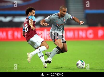 Darren Pratley di Charlton Athletic (a destra) e Felipe Anderson di West Ham United combattono per la palla durante la seconda partita della Carabao Cup allo stadio di Londra. Foto Stock