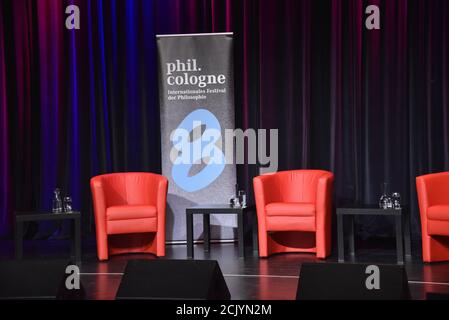 Colonia, Germania. 14 settembre 2020. Sedie rosse vuote e poster sul palcoscenico di phil.COLOGNE, il festival internazionale della filosofia Credit: Horst Galuschka/dpa/Alamy Live News Foto Stock