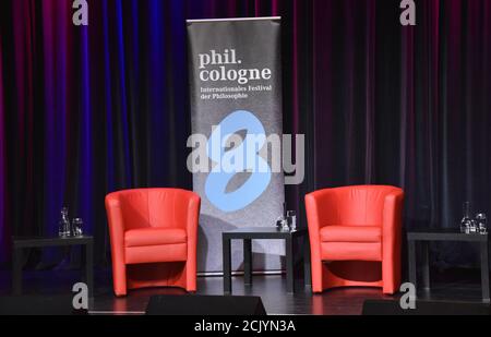 Colonia, Germania. 14 settembre 2020. Sedie rosse vuote e poster sul palcoscenico di phil.COLOGNE, il festival internazionale della filosofia Credit: Horst Galuschka/dpa/Alamy Live News Foto Stock