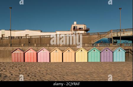 Cabine vintage sulla spiaggia lungo la Manica in Francia Foto Stock