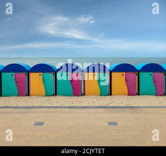 Fila di capanne in legno d'epoca sulla spiaggia di Dunkirk in Francia Foto Stock