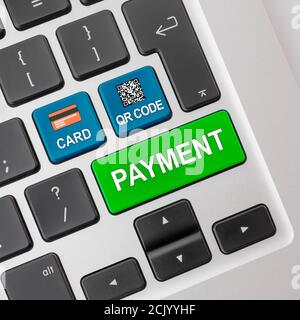 Concetto di pagamento online. Tastiera per computer con pulsanti per carta di credito e codice QR. Foto Stock