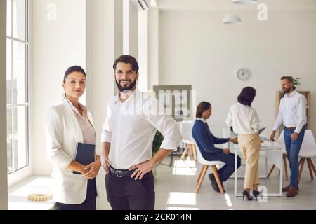 I co-fondatori dell'azienda e i partner aziendali si trovano in ufficio dopo meeting aziendale Foto Stock