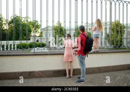 Famiglia guardando il Palazzo Presidenziale, situato nella Città Vecchia di Vilnius, l'ufficio ufficiale e l'eventuale residenza ufficiale del Presidente di Lituania Foto Stock